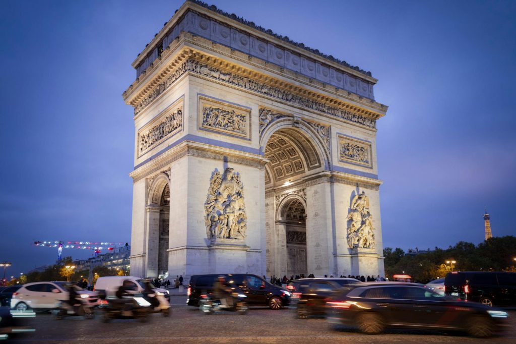 arc de triomphe in paris during twilight
